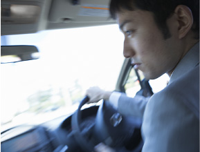 運転する男性