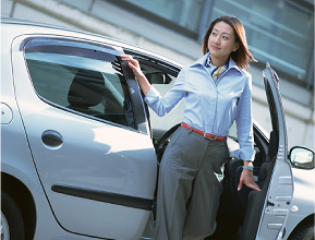 車と女性