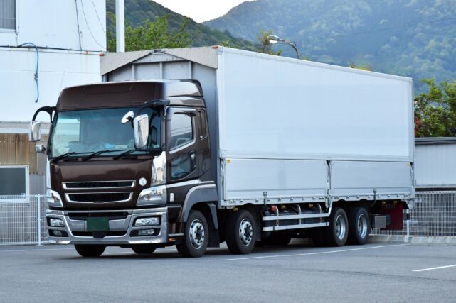 大型トラックの陸送を依頼する際の注意点や関連サービスを紹介